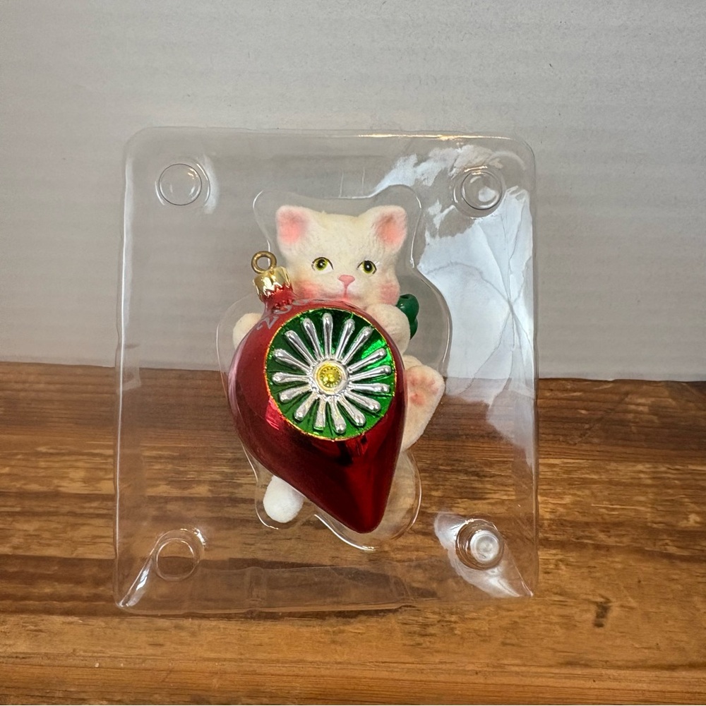 Carlton Cards Purr-fect Holiday 2002 Christmas Ornament Heirloom Collection